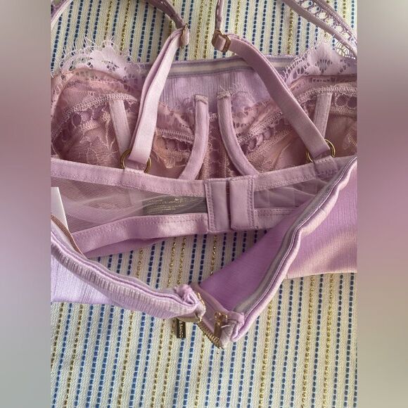 Bronx & Banco lavender top with a delicate lace bra - Picture 4 of 11